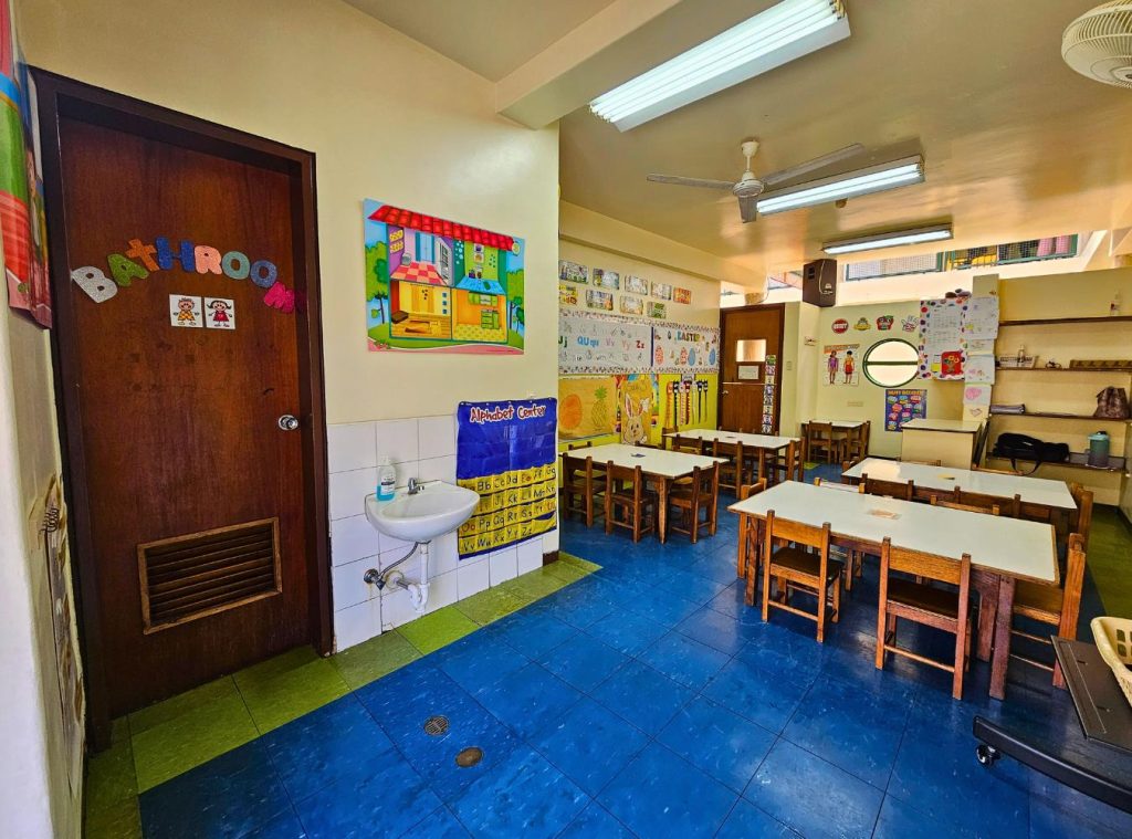 Los salones de pre escolar tienen baño propio