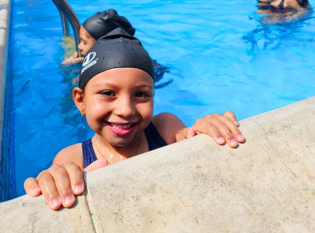Los alumnos reciben clases de natación